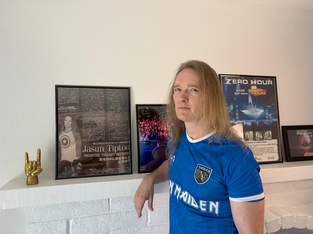 Jasun Tipton performing live